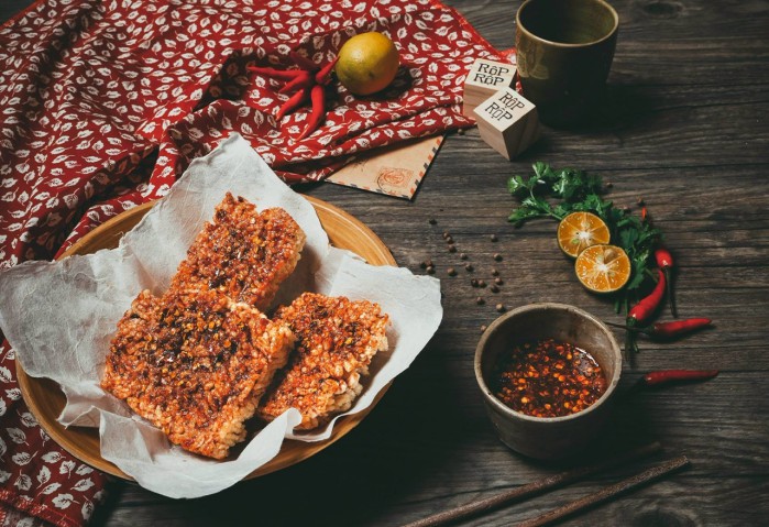 Rộp Rộp chuyên sản xuất các món ăn vặt truyền thống: Cơm Cháy Chà Bông, Bánh Mỳ Sấy Bơ Bỏi, Tóp Mỡ Sốt Mắm, BA Chỉ Tóp Mỡ, Khô Heo Cháy Tỏi